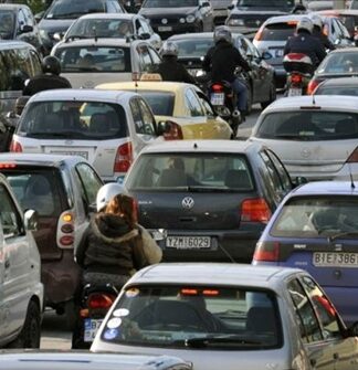 ΤΩΡΑ: Κυκλοφοριακό κομφούζιο στον Πειραιά – Δείτε ποιοι δρόμοι είναι απροσπέλαστοι