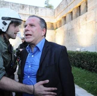 Ταυτοποιήθηκαν 4 άτομα για την επίθεση στον Κουμουτσάκο