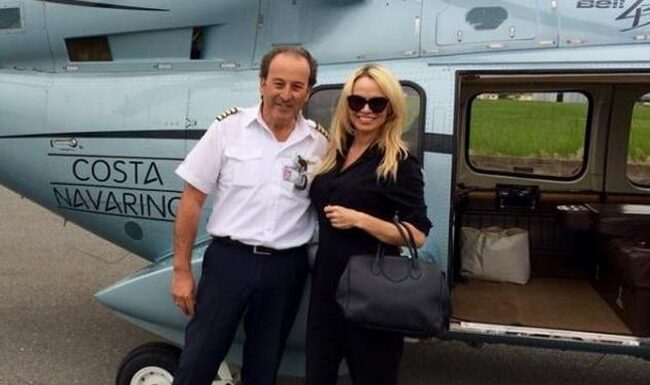 Χαμός στο facebook με τη φωτογραφία της Pamela Anderson στη Μεσσηνία (Φωτό)
