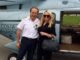 Χαμός στο facebook με τη φωτογραφία της Pamela Anderson στη Μεσσηνία (Φωτό)