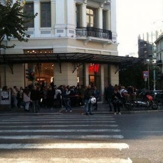 Σάλος στα H&M με ΠΑΣΙΓΝΩΣΤΗ τραγουδίστρια και νεαρή κοπέλα: «Άσε το φουστάνι κάτω, μαντάμ, αυτό είναι για την πίστα!»