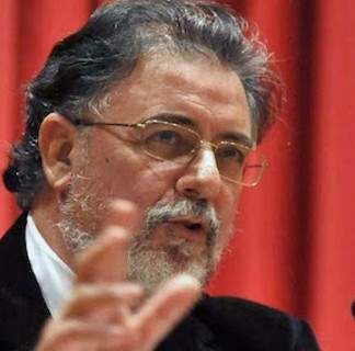 Ο Πανούσης επιμένει: Οι «Πυρήνες» λένε για σενάρια, υπουργοί για μυθιστόρημα, μαζί τα γράφουν;
