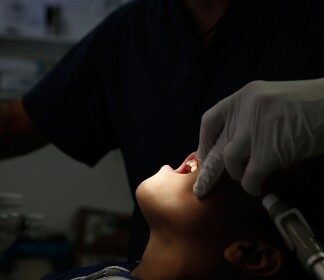 Reuters: To τελευταίο σημάδι της ελληνικής κατάρρευσης είναι στα δόντια των παιδιών