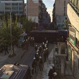 ΕΙΔΗΣΗ – ΣΟΚ: Χαροπαλεύει αστυνομικός μετά από καπνογόνο στο κεφάλι!
