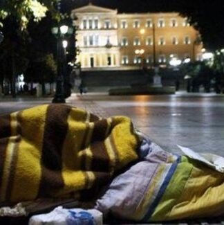 ΣΥΓΚΛΟΝΙΣΤΙΚΗ ΙΣΤΟΡΙΑ: Φοιτήτρια στην Αθήνα έπεσε πάνω στον… άστεγο πατέρα της!