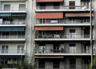 ΔΕΝ ΥΠΑΡΧΕΙ! Δείτε τι έγραψε στην είσοδο πολυκατοικίας και σάρωσε στο Διαδίκτυο!