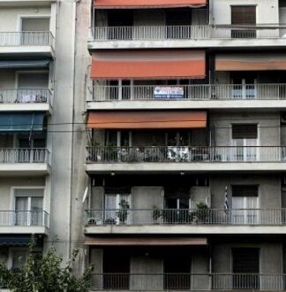 ΔΕΝ ΥΠΑΡΧΕΙ! Δείτε τι έγραψε στην είσοδο πολυκατοικίας και σάρωσε στο Διαδίκτυο!