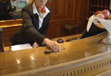Η φωτογραφία που έχει διχάσει το διαδίκτυο: Είναι αυτή η γυναίκα ημίγυμνη ή όχι;