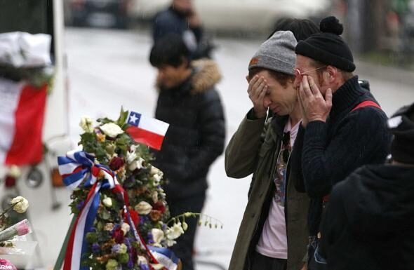 Συντετριμμένοι οι Eagles of Death Metal αφήνουν λουλούδια στο Μπατακλάν – ΦΩΤΟ
