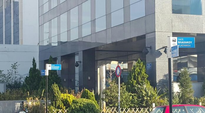 ΠΕΙΡΑΙΑΣ: Να γιατί άλλαξαν οι πινακίδες στους δρόμους!