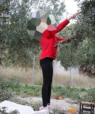 Γνωστή Ελληνίδα τραγουδίστρια έγινε αγρότισσα και μαζεύει τις ελιές στο κτήμα του συζύγου της!