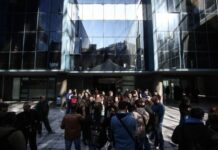 Γνωστοί ηθοποιοί και απλήρωτοι εργαζόμενοι έξω από το ΜΕGA για διαμαρτυρία! (φωτο)