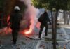 ΤΩΡΑ: Πετροπόλεμος στα Προπύλαια (βίντεο)