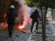 ΤΩΡΑ: Πετροπόλεμος στα Προπύλαια (βίντεο)