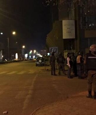 Τρομοκρατική επίθεση με δεκάδες νεκρούς στην Μπουρκίνα Φάσο (video)