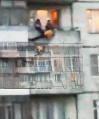 Βίντεο που σοκάρει: Καρέ-καρέ η πτώση ενός άνδρα από τον 5ο όροφο