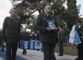 ΡΙΓΗ ΣΥΓΚΙΝΗΣΗΣ: Η Ελλάδα υποδέχθηκε τα λείψανα των 6 στρατιωτικών που σκοτώθηκαν στην Κύπρο