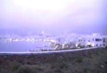 ΣΥΓΚΛΟΝΙΣΤΙΚΟ: Το βίντεο από τις αστραπές στην Τήνο, που έριξε το facebook!