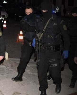 ΘΡΙΛΕΡ στην Γλυφάδα: Έφοδος για ναρκωτικά σε μεζονέτα πασίγνωστου γυναικολόγου