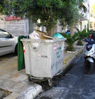 Απίστευτο κι όμως… ελληνικό: Δείτε τι πέταξαν σε κάδο σκουπιδιών στη Βούλα! Δεν σας πάει το μυαλό
