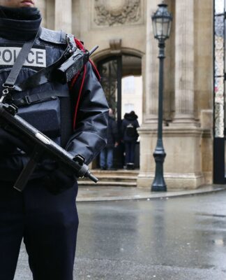 ΕΚΤΑΚΤΟ: Πυροβολισμοί μπροστά από αστυνομικό τμήμα στο Παρίσι