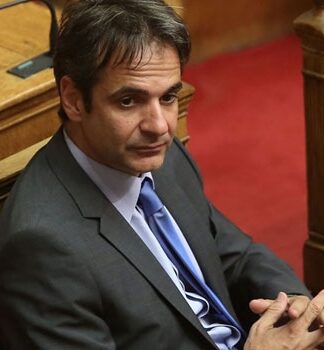 ΕΠΙΚΟ: Η αντίδραση του Κυριάκου Μητσοτάκη όταν είδε την κότα! (ΒΙΝΤΕΟ)