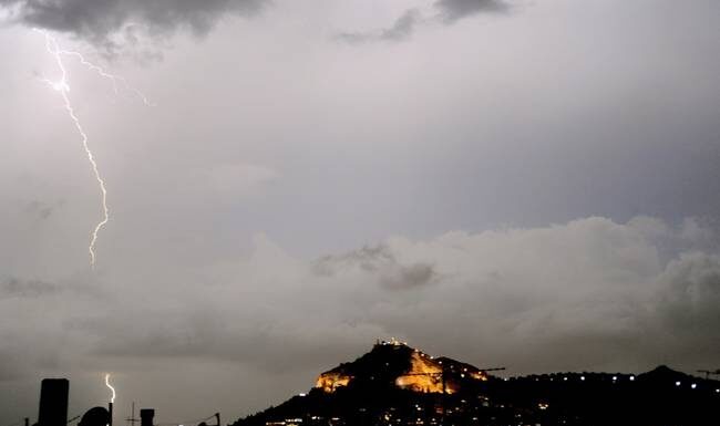 Ισχυρή κακοκαιρία με βροχές και θυελλώδεις ανέμους
