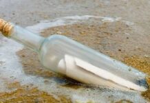 Μπουκάλι ξεβράστηκε σε ΕΛΛΗΝΙΚΗ παραλία – Δεν θα πιστεύετε το περιεχόμενό του!