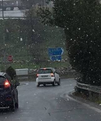 ΠΥΚΝΗ χιονόπτωση στην Αττική! (φωτο)