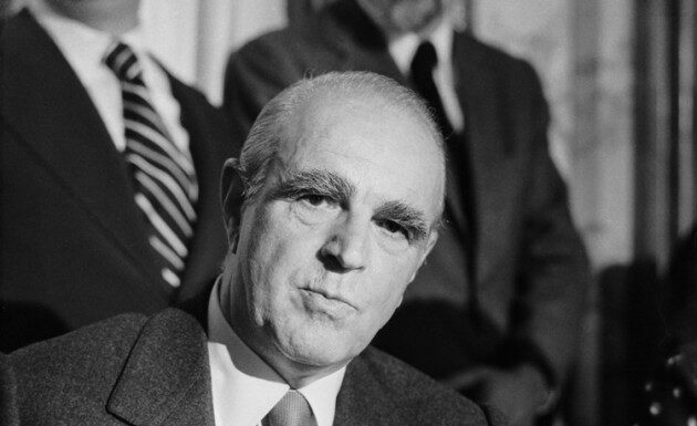 Όταν ο Κωνσταντίνος Καραμανλής ΑΠΟΣΤΟΜΩΣΕ τον Χέλμουτ Σμιτ: Τι απάντησε στην προσβολή του Γερμανού Καγκελάριου