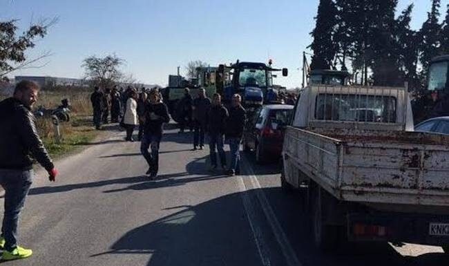 Τραγουδίστρια εγκλωβίστηκε σε μπλόκο αγροτών και τους… τραγούδησε