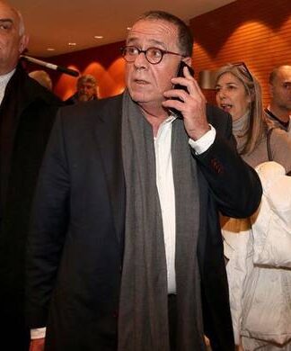 ΧΑΜΟΣ στη Θεσσαλονίκη: Ο Μουζάλας έβρισε διαδηλωτή και…άναψε τσιγάρο (ΦΩΤΟ)