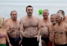 O Γκλέτσος βούτηξε με το μποξεράκι στη θάλασσα για να στείλει μήνυμα για όσους Έλληνες σώζουν πρόσφυγες