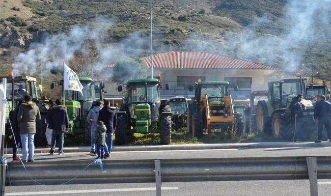 Αγρότες: «Κομμένη» στα δύο η Ελλάδα – Κρίσιμη σύσκεψη στη Νίκαια