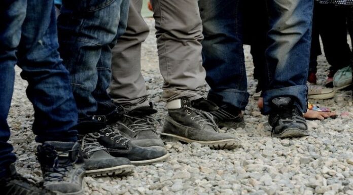 Ανθρώπινη αλυσίδα προσφύγων στα σύνορα Ελλάδας-Σκοπίων