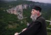 Ο Μοναχός Μάξιμος ζει εδώ και 20 χρόνια μόνος σε ένα βράχο -Κατεβαίνει με ανεμόσκαλα
