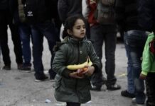 Συγκλονιστικές φωτογραφίες με προσφυγόπουλα στο λιμάνι του Πειραιά (photos)