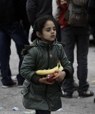 Συγκλονιστικές φωτογραφίες με προσφυγόπουλα στο λιμάνι του Πειραιά (photos)
