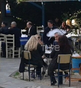 «Λύγισαν» όλοι: Μοίρασαν μπομπονιέρες μετά την κηδεία του Παντελίδη