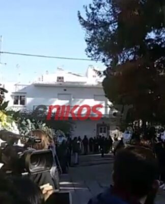 Παντελής Παντελίδης: Με μουσική τον συνόδευσαν οι συνεργάτες του στην εκκλησία (ΒΙΝΤΕΟ)