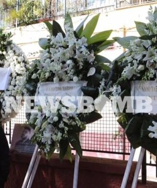 Κηδεία Παντελίδη: Τα στεφάνια των συναδέλφων του τον συνοδεύουν στην τελευταία του κατοικία (ΦΩΤΟ)
