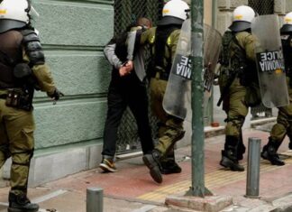 ΒΙΝΤΕΟ ΣΟΚ: H στιγμή που μολότοφ πέφτει σε δημοσιογράφους στα ΕΞΑΡΧΕΙΑ!