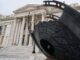 ΠΕΙΡΑΙΑΣ: UFO προσεδαφίστηκε στην πλατεία του Δημοτικού Θεάτρου!
