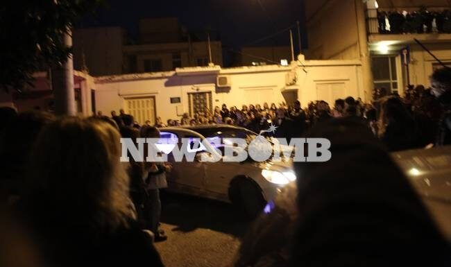 ΣΠΑΡΑΚΤΙΚΗ η μητέρα του Παντελίδη: «Σήκω να δεις τους φίλους σου, παιδί μου.Σήκω καμάρι μου…»