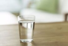 Αφήνεις ένα ποτήρι νερό στο κομοδίνο σου, το βράδυ που κοιμάσαι; ΔΕΣ τι πραγματικά συμβαίνει σε αυτό!