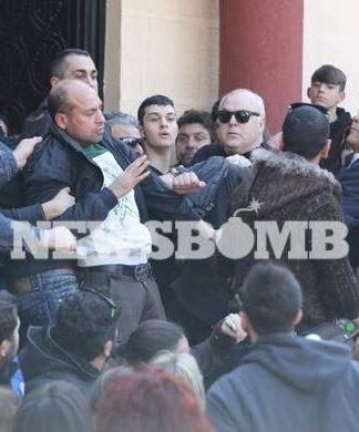 Κηδεία Παντελίδη: Έπεσε ξύλο στα σκαλιά της εκκλησίας (ΦΩΤΟ)