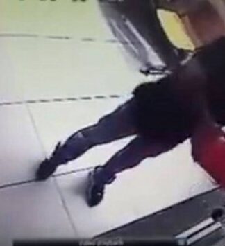 ΩΡΕΣ ΤΡΟΜΟΥ: Άνεργος “μπούκαρε” σε δημόσια υπηρεσία και περιέλουσε με βενζίνη τα γραφεία! (ΒΙΝΤΕΟ)