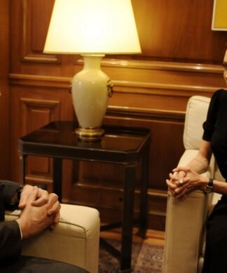 Aπίστευτο επεισόδιο με θαυμάστρια της Τζολί έξω από το Μαξίμου- Δείτε το ΒΙΝΤΕΟ!
