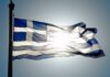 O 76χρονος Λαμιώτης που ρισκάρει τη ζωή του για την ελληνική σημαία!!! (BINTEO)