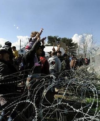 La Repubblica: «Η Ελλάδα σπρώχνει 2.000 πρόσφυγες προς την Αλβανία» – Τι απαντά η κυβέρνηση